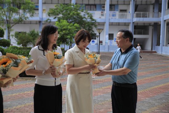 学校领导为老师敬送鲜花