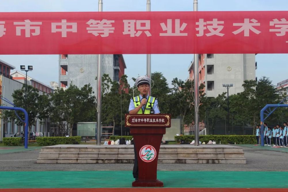  图2 &nbsp;北海市公安局交警第四大队民警李明灿作主讲