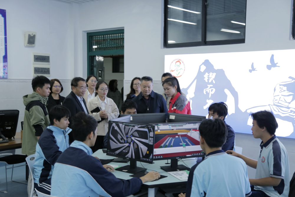 专家组实地考察项目重点设备、设施与场所