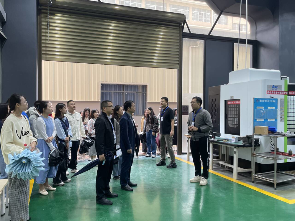 图5 实地参观广西机电工程学校智能制造实训基地