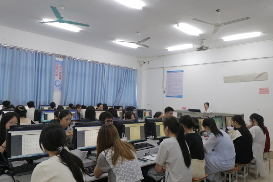 人工智能赋能教学创新  助力资源建设提质增效 ——北海市中等职业技术学校开展课程智慧升级与成果孵化培训活动